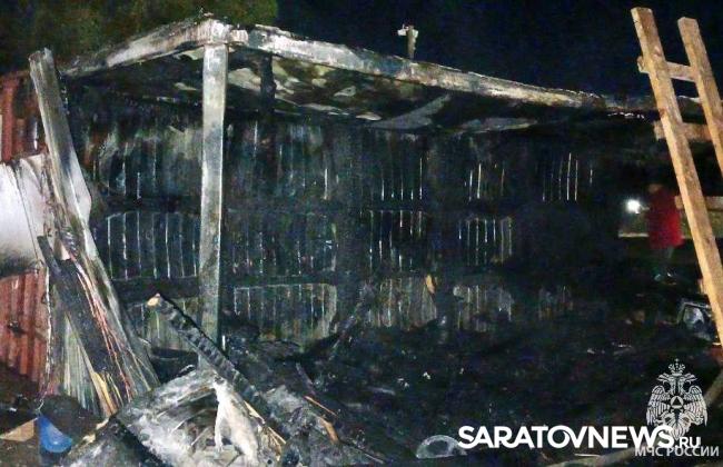 Два строительных вагончика горели в Балакове Два строительных вагончика горели в Балакове