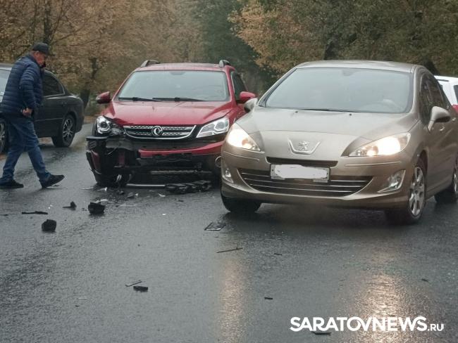 На дублере 50 лет Октября в Саратове произошла массовая авария На дублере 50 лет Октября в Саратове произошла массовая авария