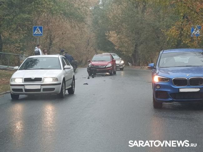 На дублере 50 лет Октября в Саратове произошла массовая авария На дублере 50 лет Октября в Саратове произошла массовая авария