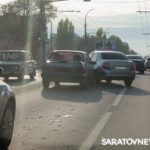 Две «Лады» создали пробку на проспекте 50 лет Октября в Саратове