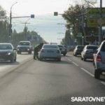 Две «Лады» создали пробку на проспекте 50 лет Октября в Саратове