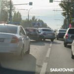 Две «Лады» создали пробку на проспекте 50 лет Октября в Саратове