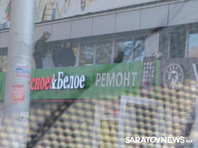На кольце «девятки» в Саратове горела пристройка к рынку На кольце «девятки» в Саратове горела пристройка к рынку