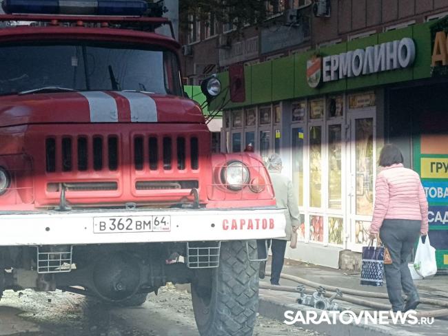 На кольце «девятки» в Саратове горела пристройка к рынку На кольце «девятки» в Саратове горела пристройка к рынку