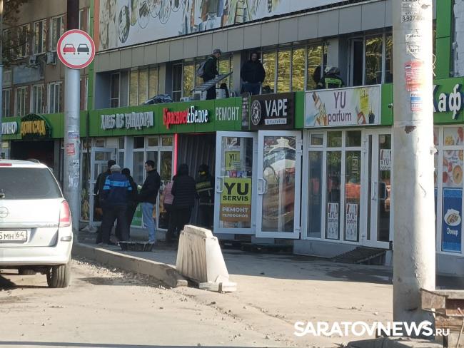 На кольце «девятки» в Саратове горела пристройка к рынку На кольце «девятки» в Саратове горела пристройка к рынку