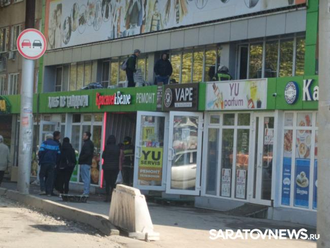 На кольце «девятки» в Саратове горела пристройка к рынку На кольце «девятки» в Саратове горела пристройка к рынку