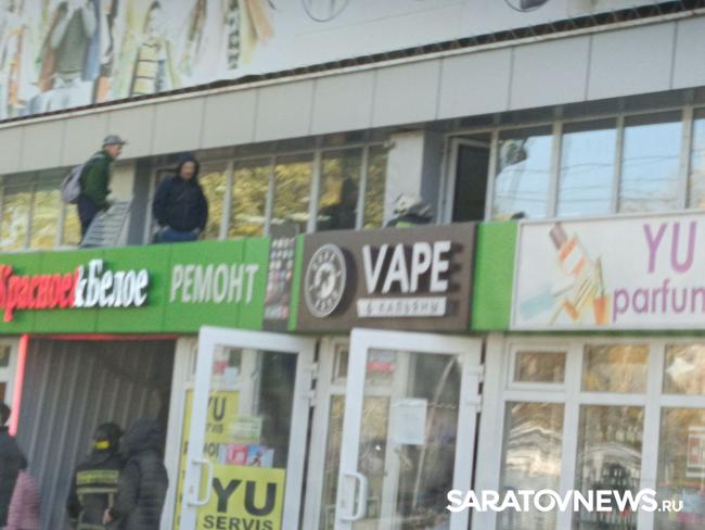 На кольце «девятки» в Саратове горела пристройка к рынку На кольце «девятки» в Саратове горела пристройка к рынку