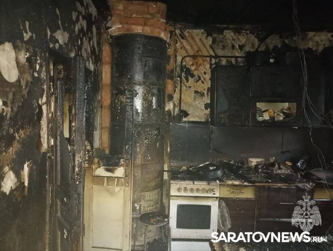 В горящем частном доме в Энгельсе погиб мужчина В горящем частном доме в Энгельсе погиб мужчина
