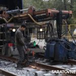 На маршруте скоростного трамвая сварили около километра рельсов