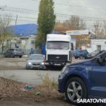 На въезде в Саратов столкнулись грузовик и легковушка