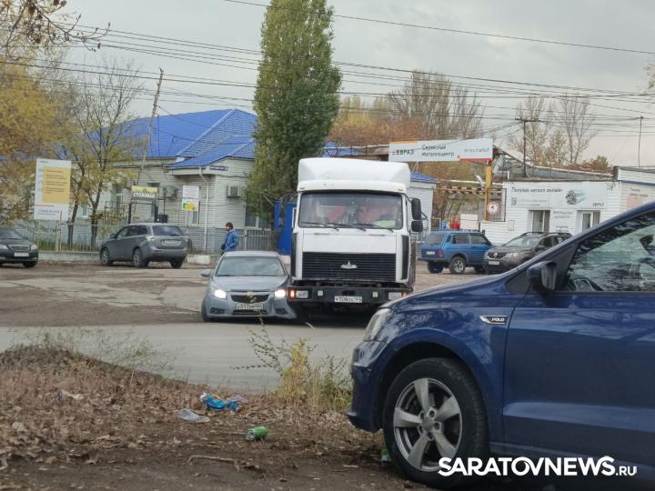 На въезде в Саратов столкнулись грузовик и легковушка
