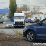 На въезде в Саратов столкнулись грузовик и легковушка