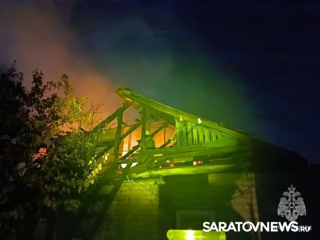 Недалеко от Смирновского ущелья в Саратове горел дом Недалеко от Смирновского ущелья в Саратове горел дом