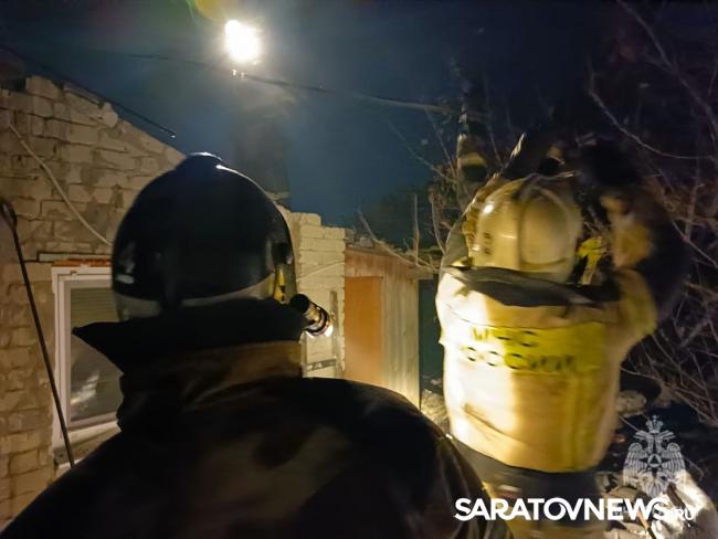 Недалеко от Смирновского ущелья в Саратове горел дом Недалеко от Смирновского ущелья в Саратове горел дом