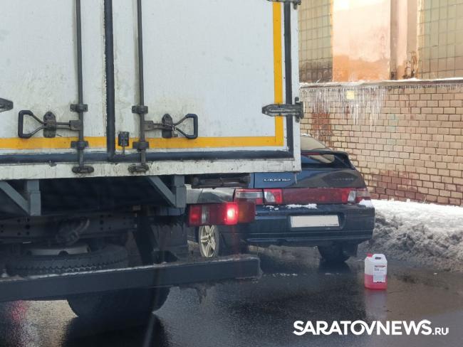 Автобус попал в аварию недалеко от автовокзала в Саратове