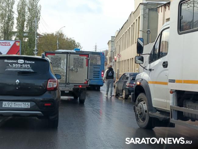 Автобус попал в аварию недалеко от автовокзала в Саратове Автобус попал в аварию недалеко от автовокзала в Саратове