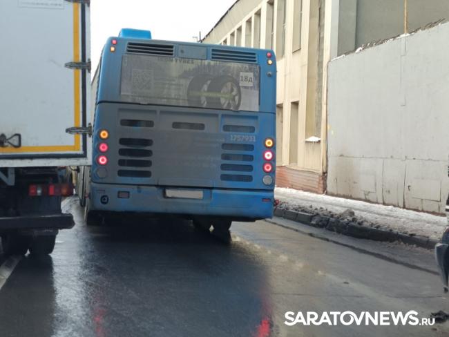 Автобус попал в аварию недалеко от автовокзала в Саратове Автобус попал в аварию недалеко от автовокзала в Саратове