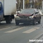 Иномарка и «Ларгус» создали пробку на Шехурдина в Саратове