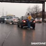 Два ДТП на Топольчанской в Саратове создали серьезную пробку