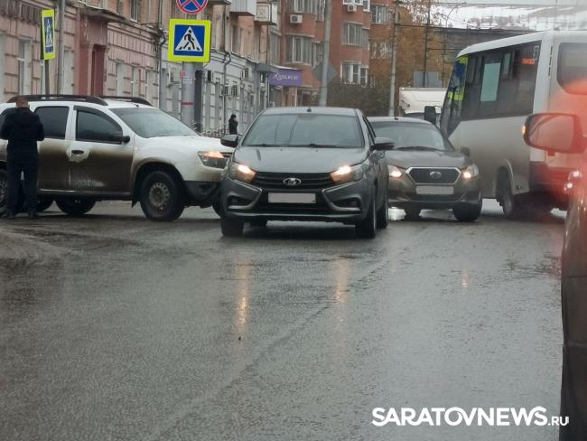 У саратовской гостиницы «Богемия» произошло ДТП У саратовской гостиницы «Богемия» произошло ДТП