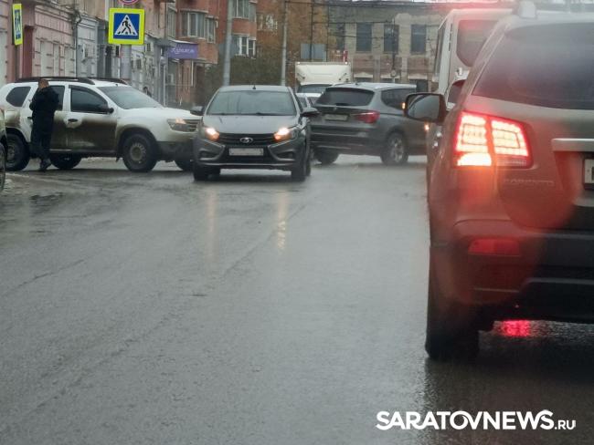 У саратовской гостиницы «Богемия» произошло ДТП У саратовской гостиницы «Богемия» произошло ДТП