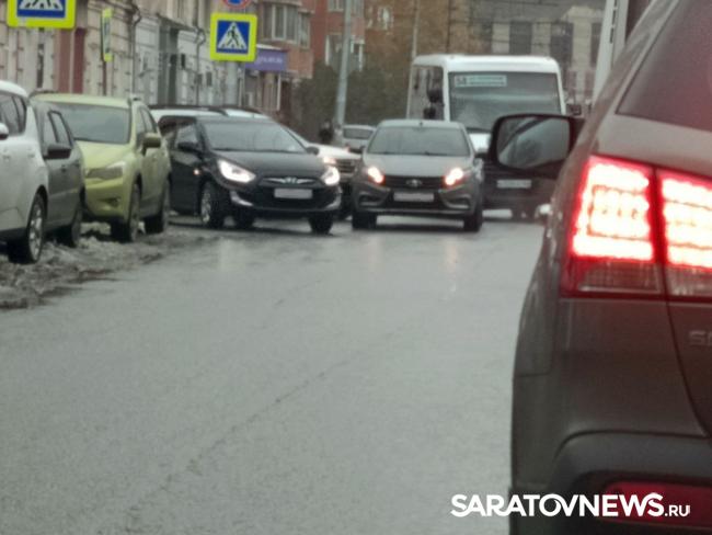 У саратовской гостиницы «Богемия» произошло ДТП У саратовской гостиницы «Богемия» произошло ДТП