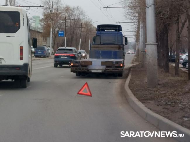 В саратовской Елшанке тягач снес переднюю часть кузова «14-й» В саратовской Елшанке тягач снес переднюю часть кузова «14-й»