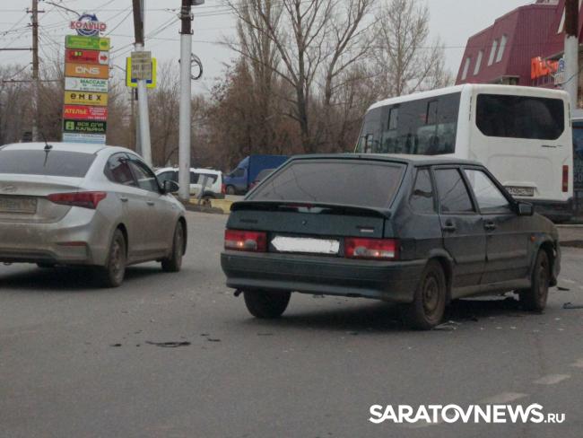 В саратовской Елшанке тягач снес переднюю часть кузова «14-й» В саратовской Елшанке тягач снес переднюю часть кузова «14-й»