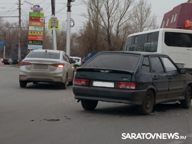 В саратовской Елшанке тягач снес переднюю часть кузова «14-й» В саратовской Елшанке тягач снес переднюю часть кузова «14-й»