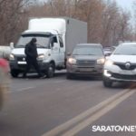 «Газель» и «Лада» блокировали Соколовую в Саратове «Газель» и «Лада» блокировали Соколовую в Саратове