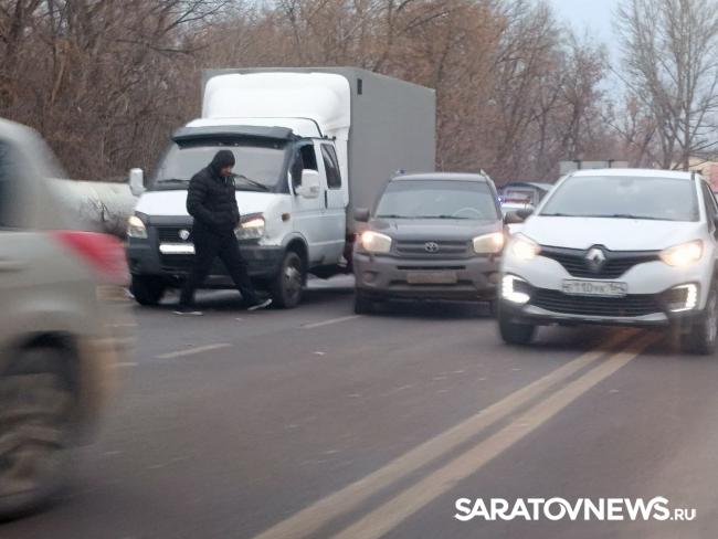 «Газель» и «Лада» блокировали Соколовую в Саратове «Газель» и «Лада» блокировали Соколовую в Саратове