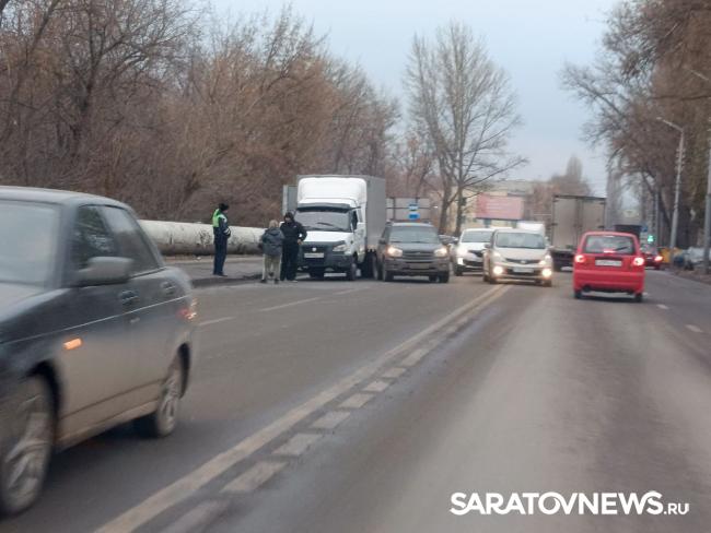 «Газель» и «Лада» блокировали Соколовую в Саратове «Газель» и «Лада» блокировали Соколовую в Саратове