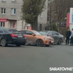 В районе горпарка в Саратове столкнулись две иномарки