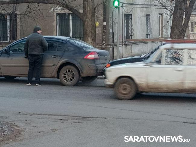 «14-я» протаранила Renault на Техстекло в Саратове «14-я» протаранила Renault на Техстекло в Саратове