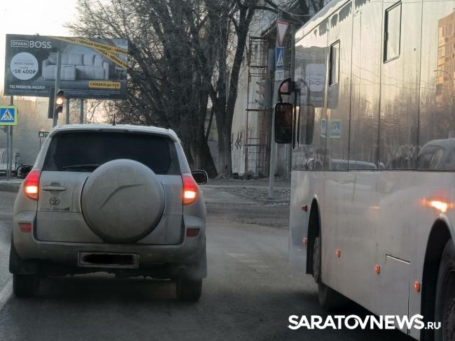 Toyota врезалась в Renault на Антонова в Саратове Toyota врезалась в Renault на Антонова в Саратове