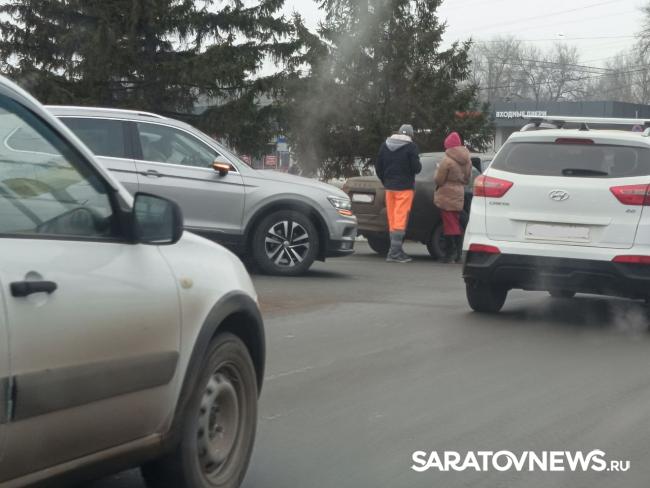 Две «Лады» создали пробку у стадиона «Волга» в Саратове Две «Лады» создали пробку у стадиона «Волга» в Саратове