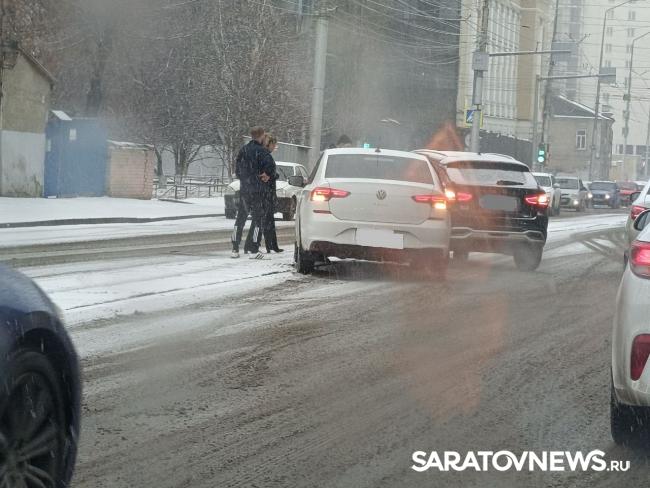 На Кутякова в Саратове пробка из-за ДТП на трамвайных путях На Кутякова в Саратове пробка из-за ДТП на трамвайных путях