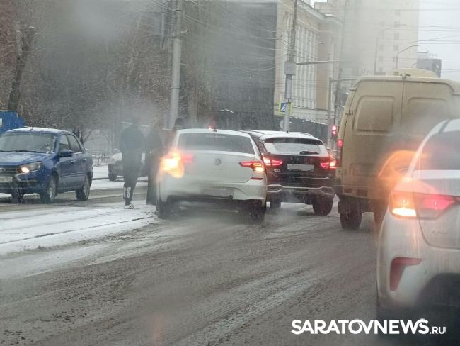 На Кутякова в Саратове пробка из-за ДТП на трамвайных путях На Кутякова в Саратове пробка из-за ДТП на трамвайных путях