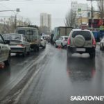 «ГАЗель» с иномаркой создали пробку на Чернышевского в Саратове