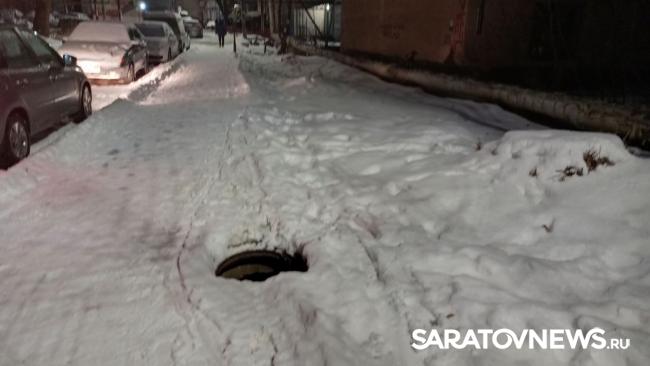 Открытый колодец у саратовской школы угрожает безопасности прохожих Открытый колодец у саратовской школы угрожает безопасности прохожих
