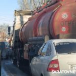 «Лада» врезалась в бензовоз на Шехурдина в Саратове