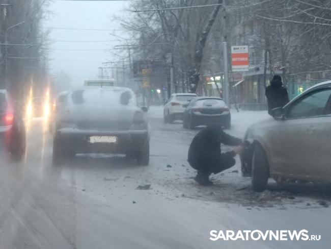 Две иномарки создали затор на проспекте Энтузиастов в Саратове Две иномарки создали затор на проспекте Энтузиастов в Саратове