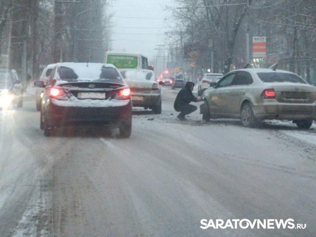 Две иномарки создали затор на проспекте Энтузиастов в Саратове Две иномарки создали затор на проспекте Энтузиастов в Саратове