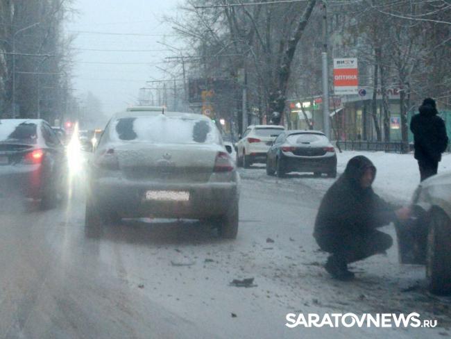 Две иномарки создали затор на проспекте Энтузиастов в Саратове Две иномарки создали затор на проспекте Энтузиастов в Саратове