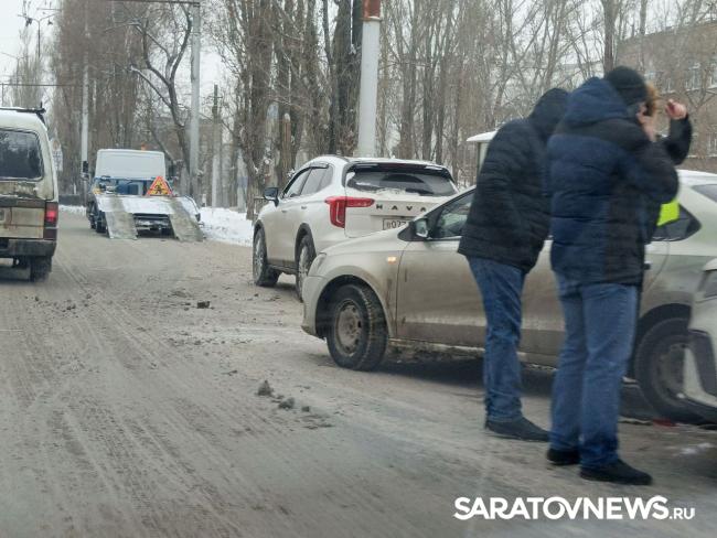 На 50 лет Октября в Саратове пробка из ДТП с двумя иномарками На 50 лет Октября в Саратове пробка из ДТП с двумя иномарками