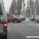 На 50 лет Октября в Саратове пробка из ДТП с двумя иномарками На 50 лет Октября в Саратове пробка из ДТП с двумя иномарками