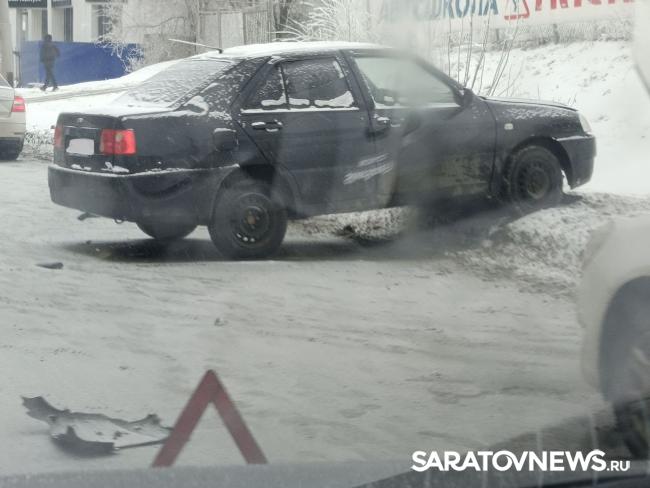 Машины разбились в аварии на Антонова в Саратове Машины разбились в аварии на Антонова в Саратове