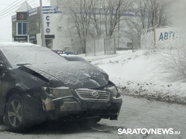 Машины разбились в аварии на Антонова в Саратове Машины разбились в аварии на Антонова в Саратове