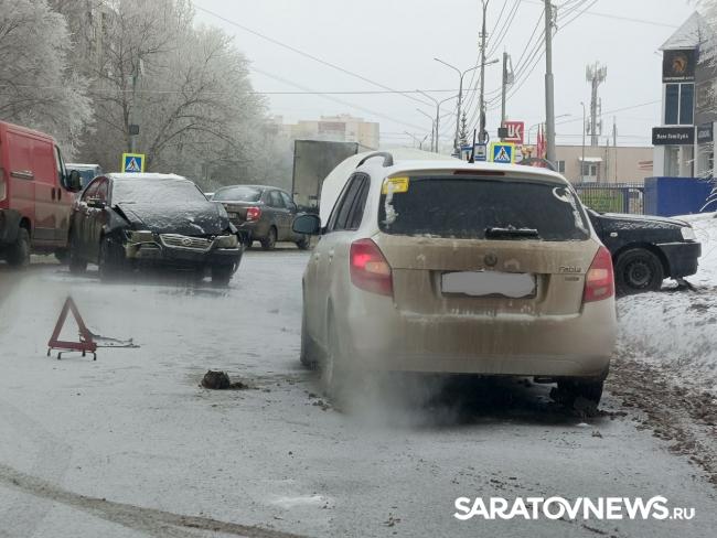 Машины разбились в аварии на Антонова в Саратове Машины разбились в аварии на Антонова в Саратове