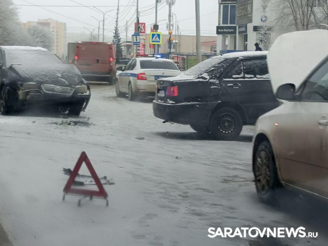 Машины разбились в аварии на Антонова в Саратове Машины разбились в аварии на Антонова в Саратове